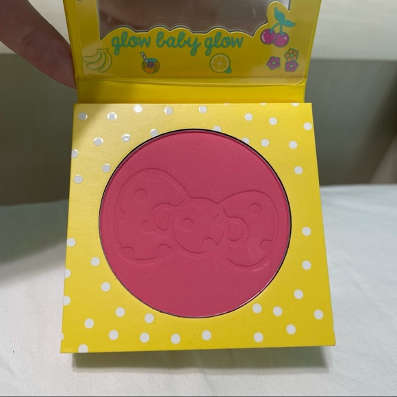 ‼️ HELLO KITTY BLUSH ISLAND SHINE - Picture 6 of 9